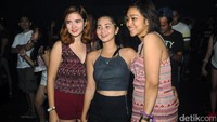 Nah, untuk wanita seperti lebih banyak yang menggunakan crop top maupun dress santai. (Dok. detikHOT)