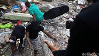 Sejumlah warga sedang mengambil barang dagangan yang tertimbun reruntuhan di Pasar Meureudu, Pidie Jaya, Aceh, Jumat (9/12/2016).