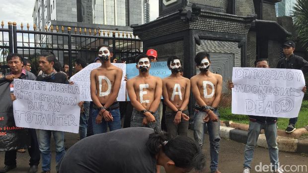Mahasiswa Demo di Depan Polda Metro, Lalin Arah Blok M Tersendat