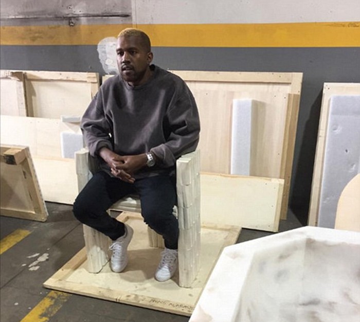 Akhirnya Muncul Pasca Dirawat, Kanye West Kini Berambut Pirang