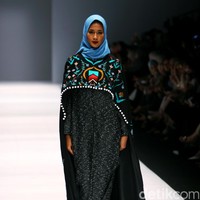 Koleksi Vivi Zubedi yang mengangkat tema Les Abayas di Jakarta Fashion Week 2017. Senayan City. Jakarta. [Foto: Mohammad Abduh/Wolipop
