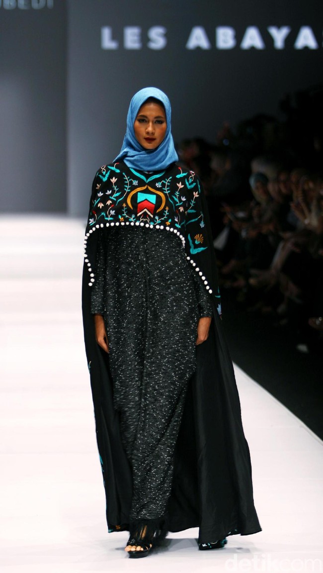 Koleksi Vivi Zubedi yang mengangkat tema Les Abayas di Jakarta Fashion Week 2017. Senayan City. Jakarta. [Foto: Mohammad Abduh/Wolipop