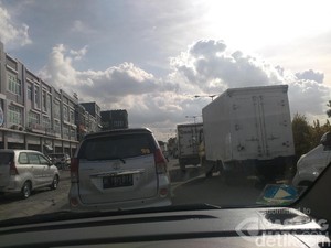 Jelang Libur Panjang, Tol Dalam Kota dan JORR Macet Parah