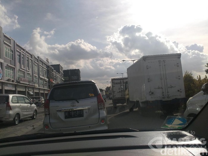 Jelang Libur Panjang, Tol Dalam Kota dan JORR Macet Parah