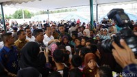 Jokowi menemui anak-anak di posko pengungsian Kemensos.