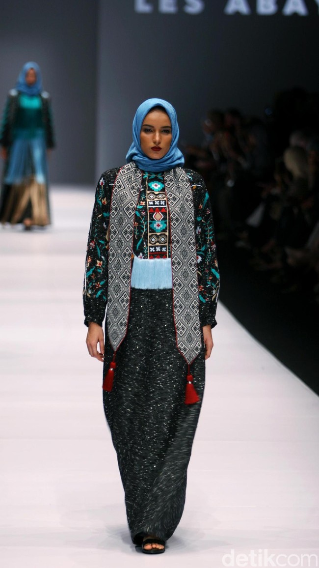 Koleksi Vivi Zubedi yang mengangkat tema Les Abayas di Jakarta Fashion Week 2017. Senayan City. Jakarta. [Foto: Mohammad Abduh/Wolipop