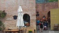 Seperti di Tuscany, padahal di Khao Yai. Arsitek menggunakan bahan-bahan bangunan khusus agar terlihat sama dengan kota Tuscany (Pasti/detikTravel)