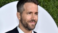 Pemeran Deadpool itu terlihat lebih tampan dengan berewok. Mike Windle/Getty Images for GQ/detikFoto.