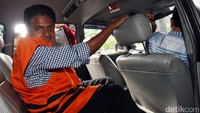 Rajesh Rajamohanan langsung naik mobil tahanan setelah diperiksa.