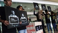 Aksi ini dilakukan untuk mendesak adanya perbaikan kebijakan penempatan dan perlindungan buruh migran anak buah kapal (ABK) Indoensia yang bekerja di kapal ikan asing di luar negeri.