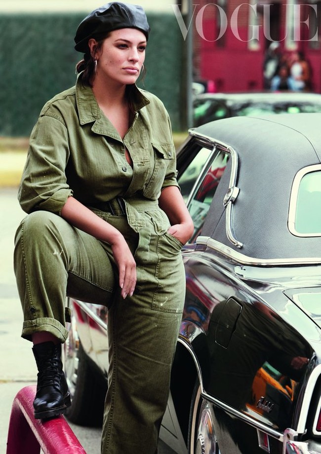 Ashley Graham bisa dibilang sebagai pionir kebangkitan wanita bertubuh plus-size menjadi model. Pernah ditolak desainer karena bertubuh gemuk, Ashley kini jadi salah satu model terkenal. Ia bahkan jadi model Revlon pertama yang bertubuh gemuk, dan pernah pose seksi untuk majalah V. Foto: Dok. Vogue