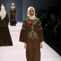 Koleksi Vivi Zubedi yang mengangkat tema Les Abayas di Jakarta Fashion Week 2017. Senayan City. Jakarta. [Foto: Mohammad Abduh/Wolipop