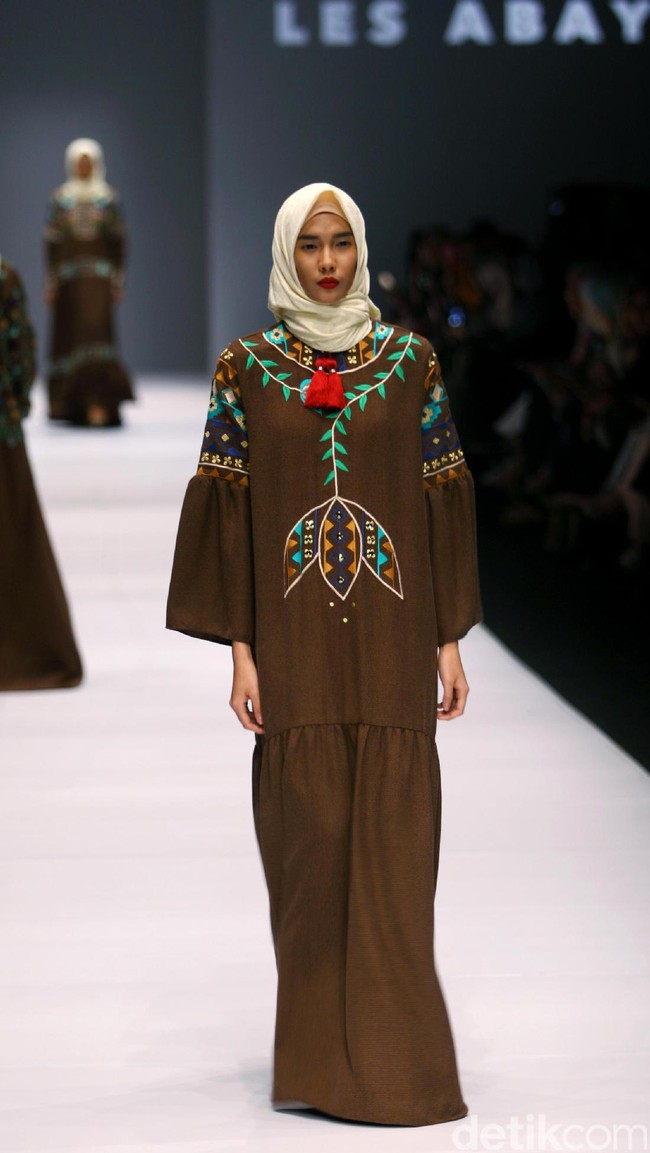 Koleksi Vivi Zubedi yang mengangkat tema Les Abayas di Jakarta Fashion Week 2017. Senayan City. Jakarta. [Foto: Mohammad Abduh/Wolipop