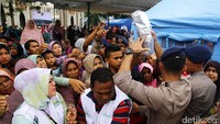 Sejumlah warga Pidie, Aceh, menerima bantuan kemanusiaan, Jumat (9/12/2016).