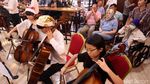 Musik Orkestra Hibur Pasien RS Siloam
