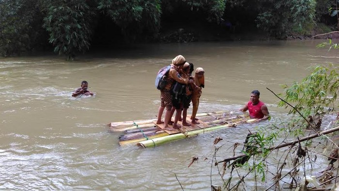 Pelajar ke Sekolah dengan Rakit, Bupati Trenggalek Diminta Segera Perbaiki Jembatan