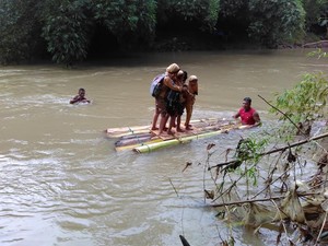 Pelajar ke Sekolah Naik Rakit karena Jembatan Rusak, Ini Respon Bupati Trenggalek
