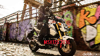 Pelek Honda MSX 125 berukuran 12 inci dengan garpu depan berukuran 31 mm serta monoshock di bagian belakang. Tak ketinggalan rem hidraulik single disc depan dan belakang. Lampu LED juga melengkapi fitur di motor mini ini dengan dasbor LCD yang menampilkan informasi penting soal tripmeter, bensin, dan jam.  Foto: Honda