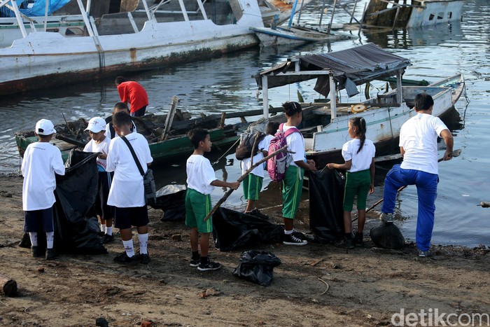 Siswa SD Bersih bersih Sampah di Labuan Bajo