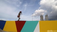 Para pekerja menyelesaikan pembangunan Ruang Terbuka Hijau (RTH) Kalijodo, Jakarta Utara.