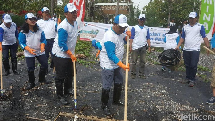 HUT Pertamina ke-59, Relawan Bersih Pantai Watu Dodol Lepas Liarkan Tukik