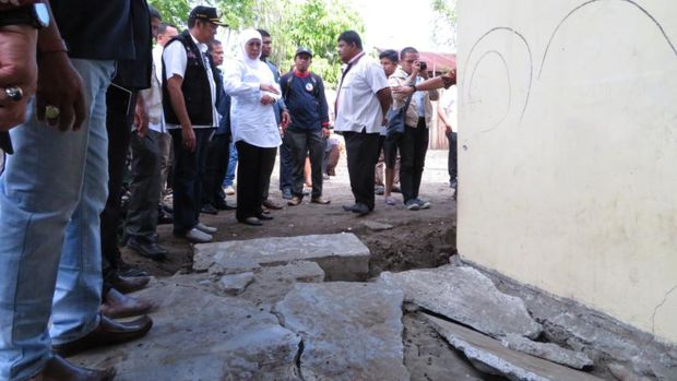 Mensos Khofifah Tinjau Rumah dan Jembatan Rusak di Pidie