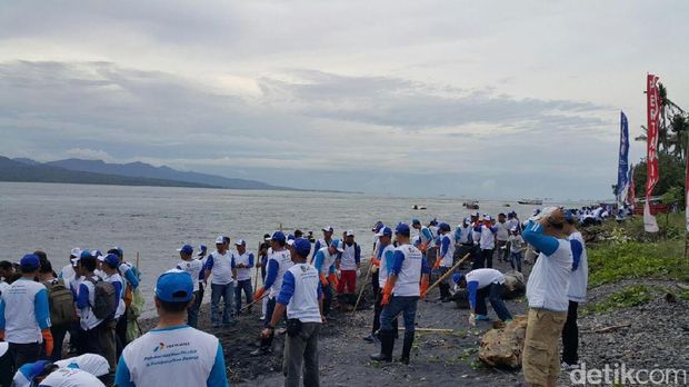 Kegiatan di Pantai Watu Dodol dalam rangka HUT Pertamina ke-59