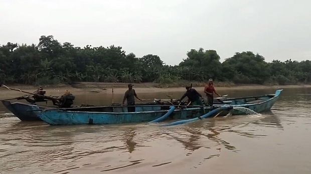 Duel Sengit Warga dengan Penambang Pasir Liar di Tengah Bengawan Solo