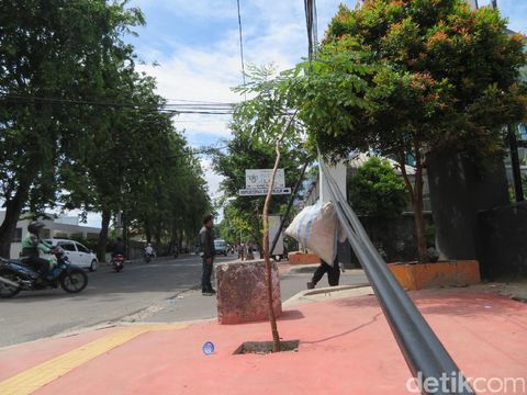 Tiang Listrik Roboh di Palmerah Bikin Warga Khawatir