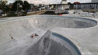 Wajah baru Kalijodo mulai terlihat. Terdapat arena skateboard, jogging track, RPTRA, dan lapangan futsal,