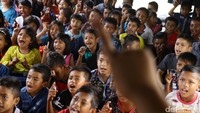 Anak-anak diajak bernyanyi bersama.