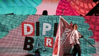 Malam ini Dipha tampil membawakan beberapa remix lagu. Mulai dari Down Let Me Down dari The Chainsmokers, Summer dari Calvin Harris, hingga Hymn for the Weekend dari Coldplay. Foto: Asep Syaefulah