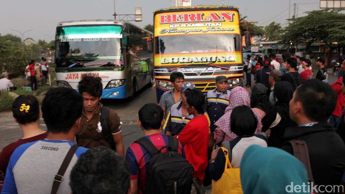 Libur Panjang Dimanfaatkan untuk Mudik Libur panjang dimanfaatkan oleh warga untuk mudik. Seperti yang terlihat di pintu keluar Terminal Kampung Rambutan, banyak pemudik yang sedang menunggu bus.