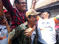 Hadiri Kondangan, Djarot Digendong Warga Hingga Bernyanyi Campursari