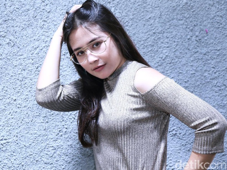 Prilly Latuconsina Yakin Indonesia Jadi Juara Piala AFF 2016 Prilly Latuconsina Yakin Indonesia Jadi Juara Piala AFF 2016