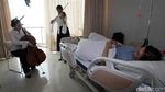 Musik Orkestra Hibur Pasien RS Siloam