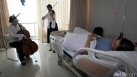 Korea Indonesia String Orchestra (KISO) menghibur pasien rawat inap.