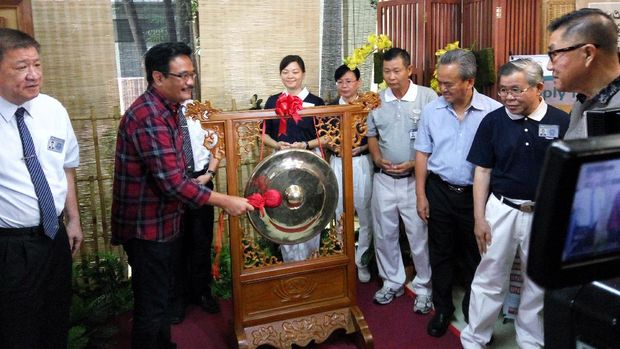 Djarot memukul gong saat membuka acara