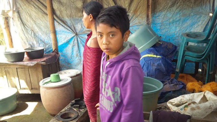 Anggara yang Tinggal Bersama Keluarganya di Kandang Sapi Akhirnya Sekolah