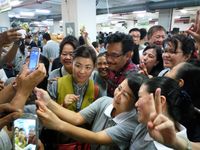 Saat Djarot Asyik Mencicipi Kuliner Indonesia di Acara Bakti Sosial