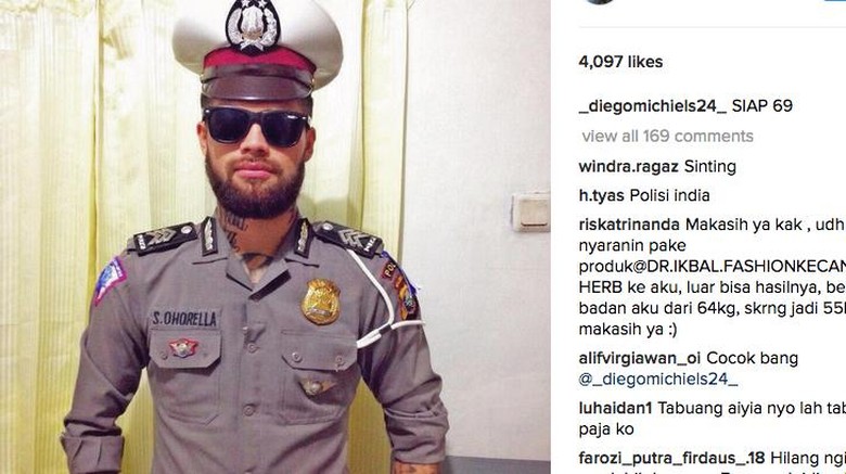 Pakai Seragam Polisi  Diego Michiels Tulis Siap 69