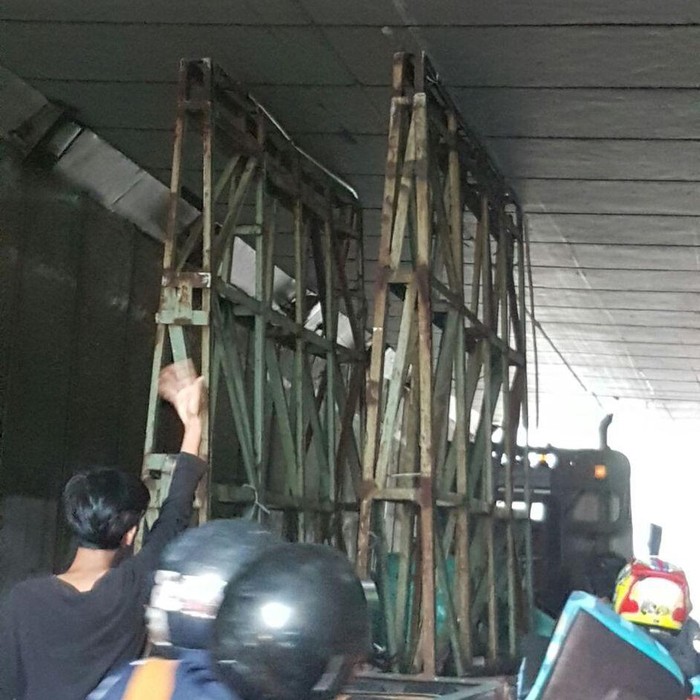 Muatan Truk Tersangkut di Underpass Kebayoran, Lalin Arah Pondok Indah Macet