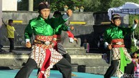 Para pesilat mengikuti Festival Koreografi Pencak yang digelar di Plaza Monumen Serangan Oemoem (SO) 1 Maret 1949 di kawasan titik nol kilometer.