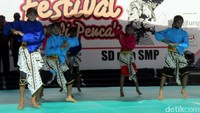 Tidak seperti saat berlatih silat di masing-masing perguruan dengan seragam silat. Para pesilat saat mengikuti lomba pakaian silat ada yang dipadukan dengan busana Jawa yakni mengenakan kain batik, baju surjan lurik dan ikat kepala/udheng. Tidak lupa mereka juga membawa senjata andalan masing-masing seperti pisau karambit, pedang, toya dan cemeti.