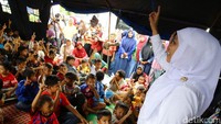 Khofifah menghibur anak-anak korban gempa.
