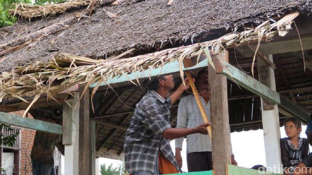 Warga di Kampung Rhieng Krueng, Pidie Jaya, mulai membangun kembali musala yang runtuh akibat gempa