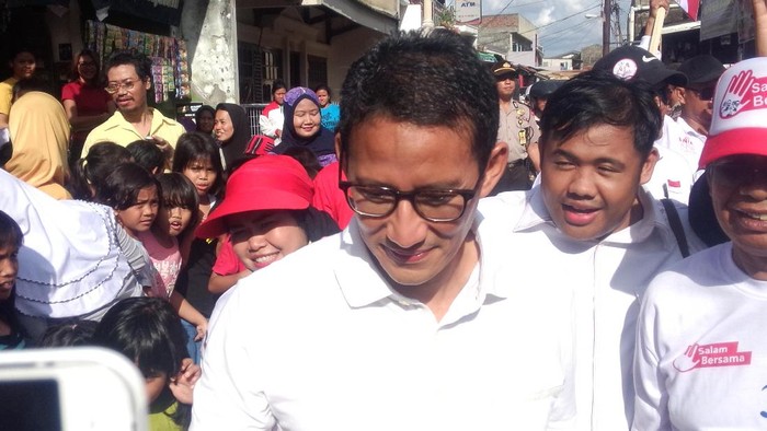 Sapa Warga di Pasar Rebo, Sandiaga Disambut Joget PPAP
