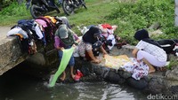 Semenjak musibah gempa ketiga warga tersebut masih takut untuk pulang ke rumahnya. Mereka masih tinggal di tempat pengungsian.