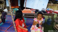 Dua orang anak mengungsi ke tenda darurat.
