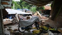 Rumah ambruk akibat gempa berkekuatan 6,5 SR, Rabu (7/12/2016) lalu.